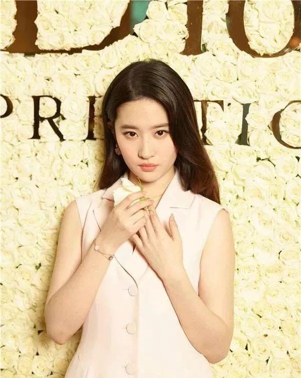 娱乐圈中公认长得漂亮却无绯闻的5大女星-第4张图片-爱薇女性网