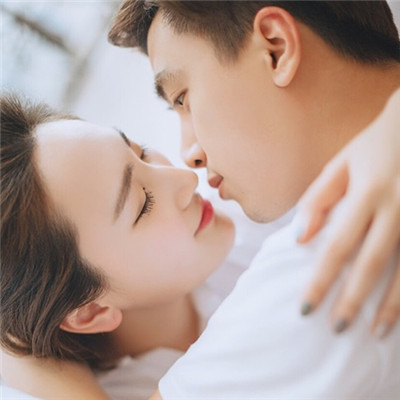 男女接吻时女生回应技巧：轻声呻吟，夹紧双腿你懂的-第1张图片-爱薇女性网