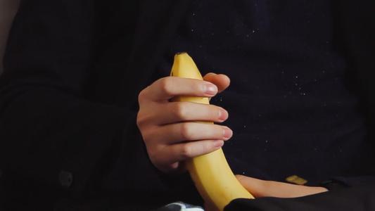 女生说吃香蕉是什么意思？女生跟你说吃香蕉应该怎么办-第2张图片-爱薇女性网