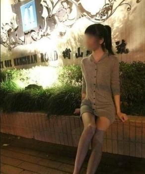 女子步行街裸舞，究竟是裸体艺术还是精神问题？-第1张图片-爱薇女性网