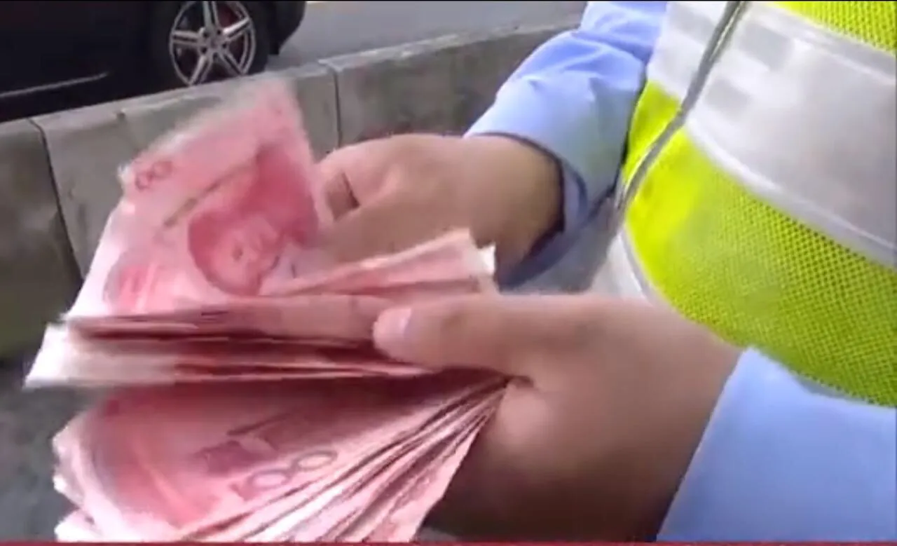 上海一女子发病高楼撒百元人民币，警民携手捡拾全数归还-第2张图片-爱薇女性网