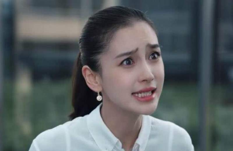 杨颖晒与七彩祥云合照，颜值在线成熟优雅-第2张图片-爱薇女性网