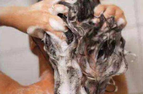 晚上为什么不能洗头：可以洗，但要吹干头发后才可以睡觉-第3张图片-爱薇女性网