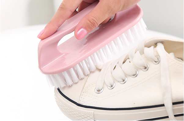 刷鞋子用什么刷的干净：盐加牙膏去除污垢（水加醋浸泡除臭味）-第1张图片-爱薇女性网